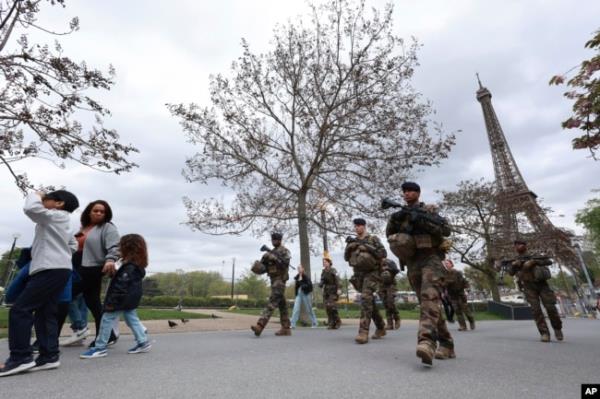 FILE - Soldiers patrol along a co<em></em>nstruction site for the upcoming Olympic Games, at the Trocadero gardens, April 11, 2024 in Paris, France.