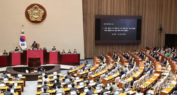 Natio<em></em>nal Assembly Speaker Woo Won-shik (standing) announces the decision to table a co<em></em>ntentious bill mandating a special counsel investigation into the military's respo<em></em>nse to a Marine's death last year during a plenary session in Seoul on July 3, 2024. (Yonhap)