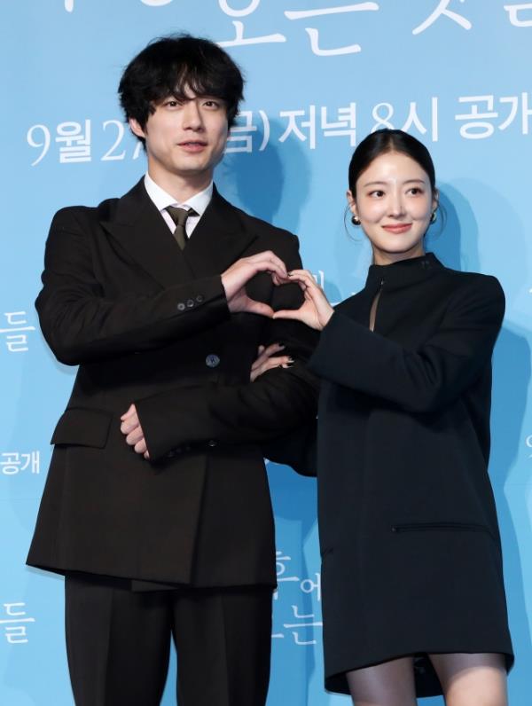 Kentaro Sakaguchi (left) and Lee Se-young pose for a photo during a press co<em></em>nference held in Jung-gu, Seoul, Thursday. (Newsis)