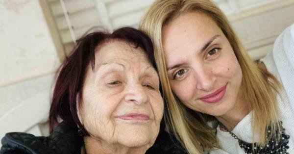 Maya takes a selfie with her grandma - who has dark red hair. Maya has blo<em></em>nde hair.